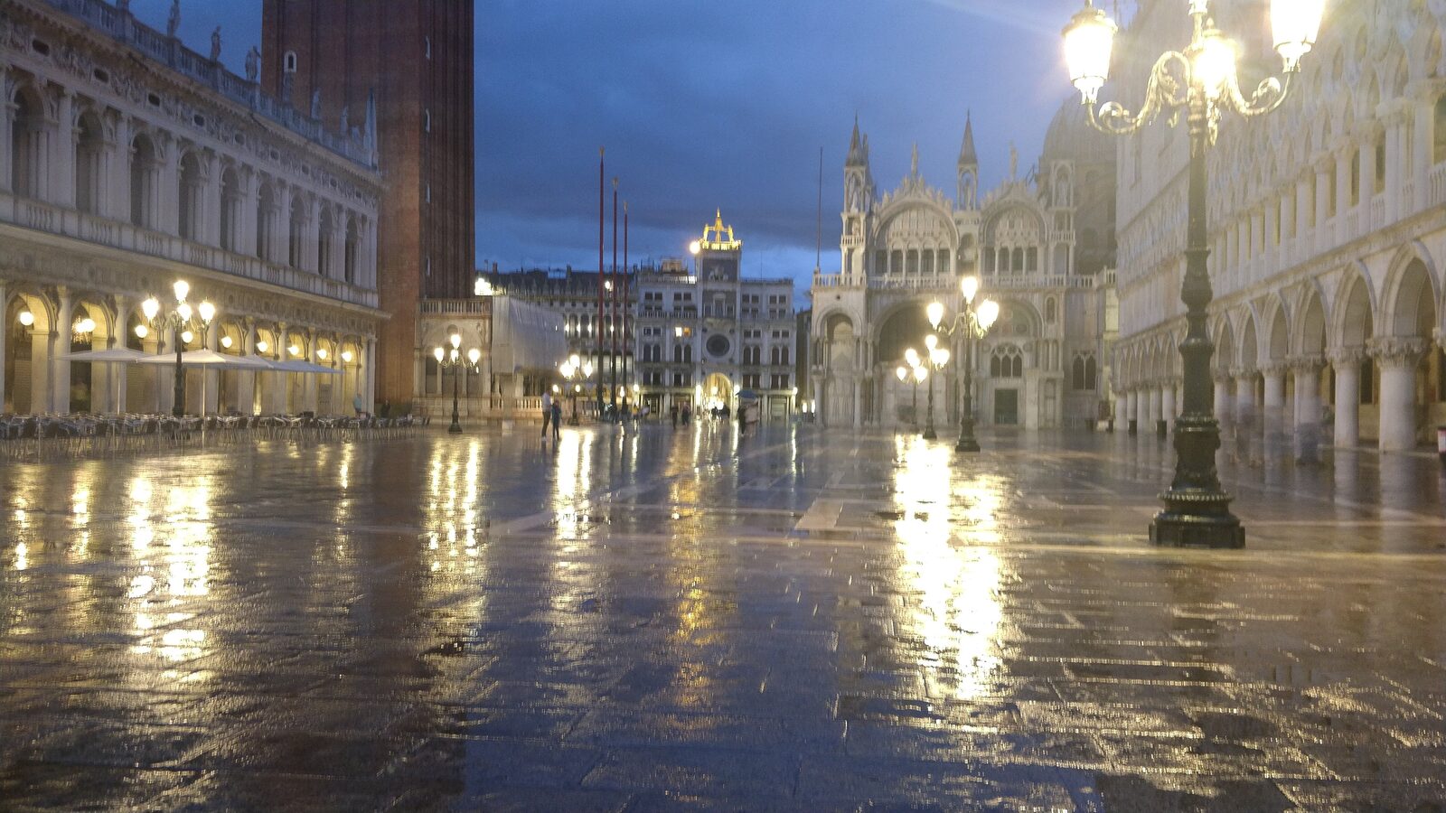 Auch mitten in Europa: Venedig steht schon heute regelmäßig unter Wasser. Beim „Acqua alta" drückt das Meer über die Ufer bis auf den Markusplatz.