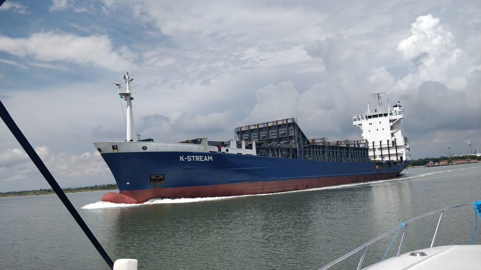 Ein Containerschiff trĂ€gt Hunderte Container auf einmal â langsam, aber pro Ware am billigsten und klimafreundlichsten.
