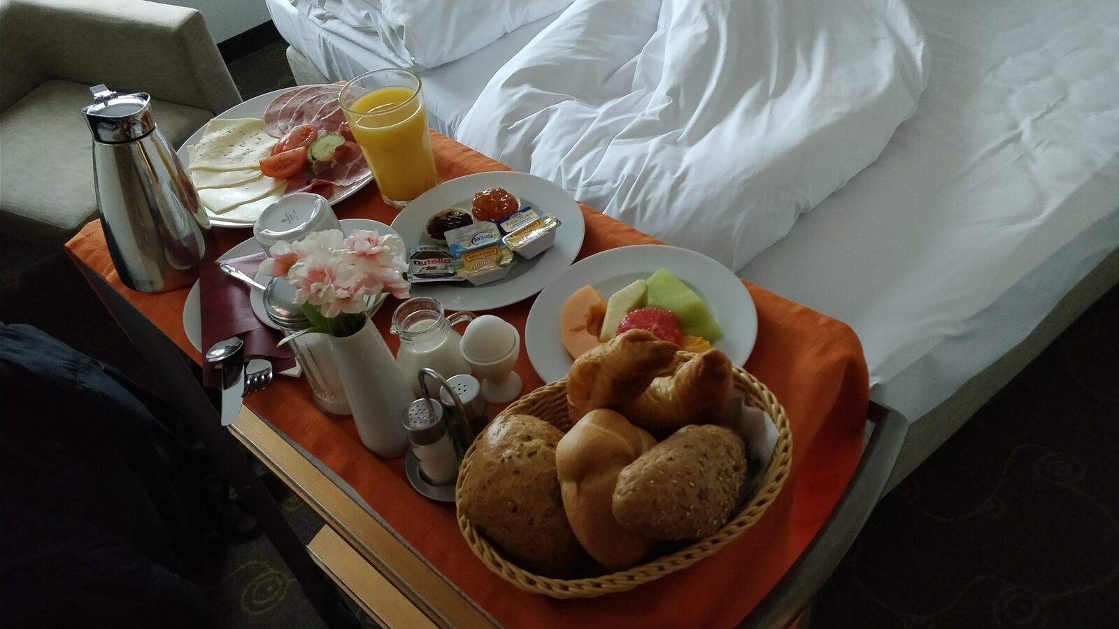 Ein ganz normales Frühstück – und eine kleine Weltreise: Kakao aus Westafrika, Banane aus Ecuador, Orangensaft aus Brasilien, Brot und Butter aus der Region.